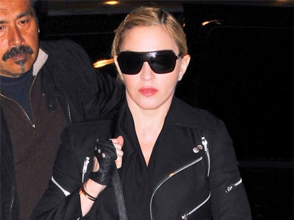 Madonna se esconde bajo sus grandes gafas