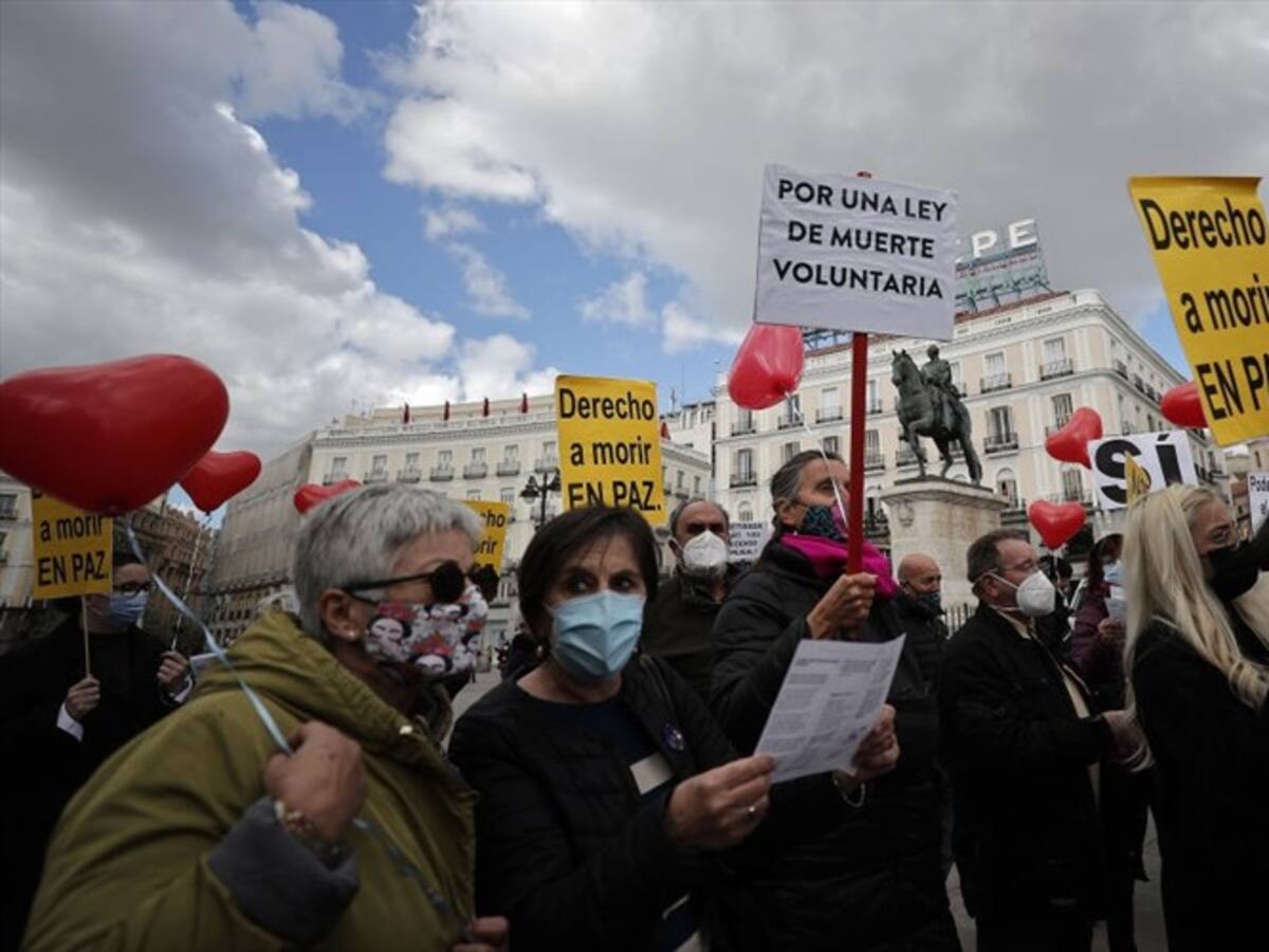 Mujer celebra la decisión de España de legalizar la eutanasia