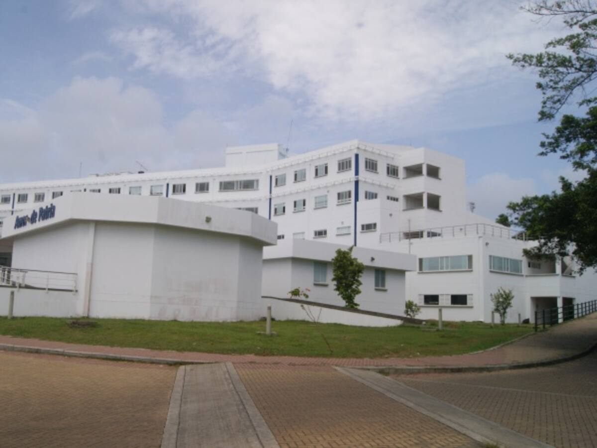 Turba enardecida atacó Hospital de San Andres luego de la muerte de una persona en hechos violentos