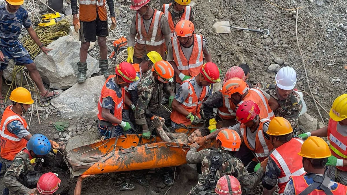 Rescatan con vida a dos trabajadores de un túnel diez días después de la riada en Nepal | Internacional | Caracol Radio