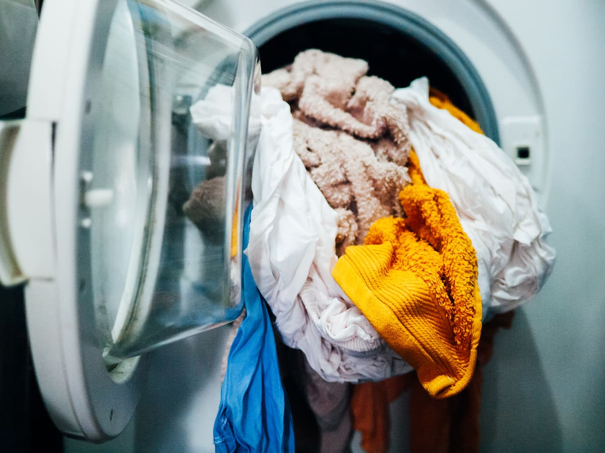 Trucos para evitar que la ropa salga con “motas” de la lavadora
