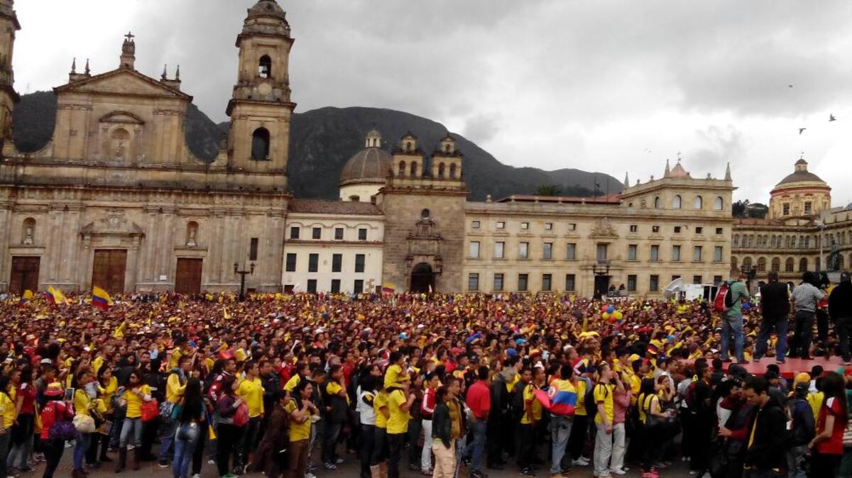 La plaza de Bolívar reúne a miles de hinchas de la selección.