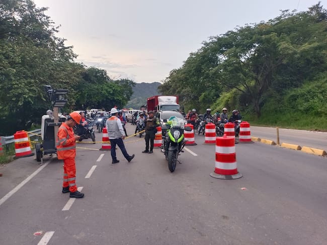 La Policía de Tránsito y la concesión Ruta al Sur regulan el paso intermitente en el sector de Los Altares, mientras continúan los trabajos de remoción de escombros en la Ruta 45.