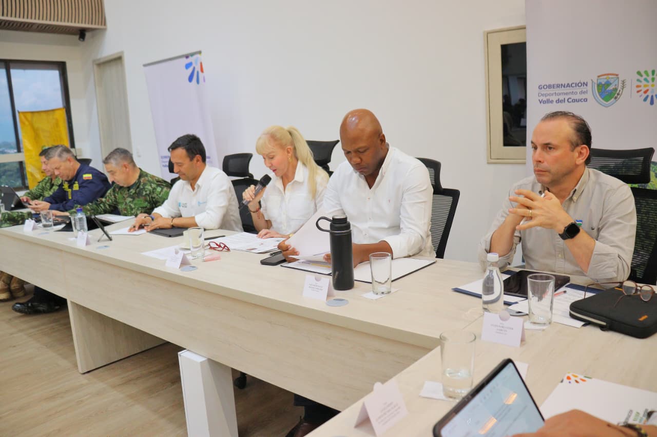 El alcalde de Cali, Alejandro Eder y la gobernadora del Valle, Dilian Francisca Toro, participaron en un Consejo de Seguridad que presidió Mindefensa en Palmira.