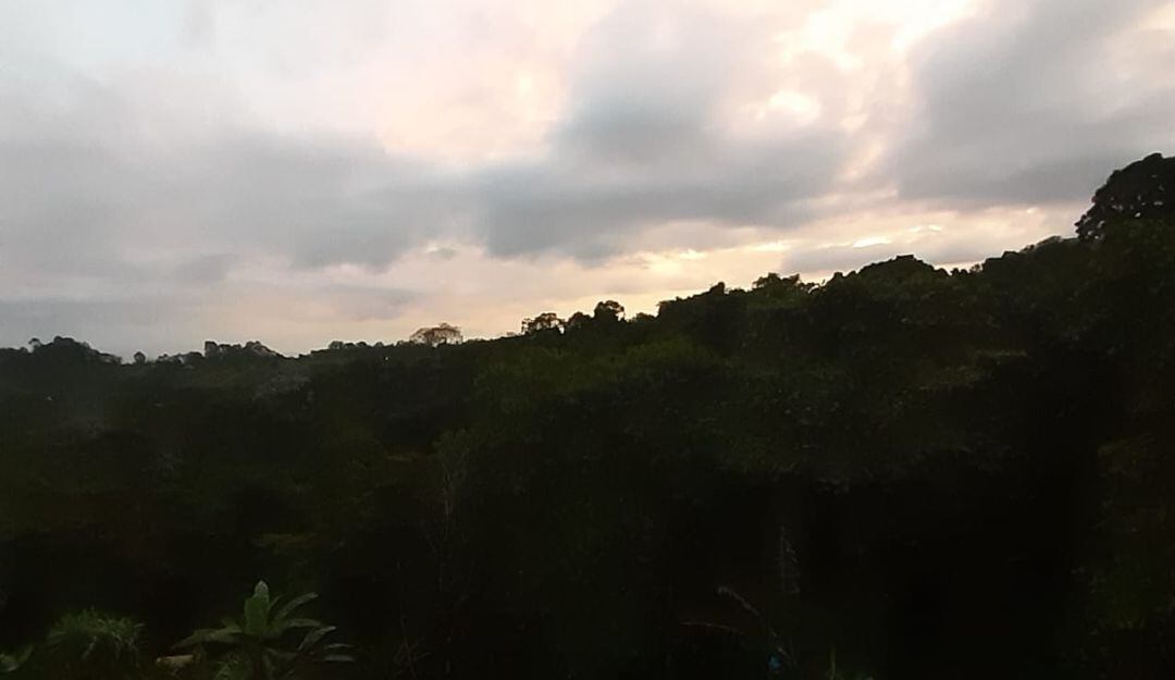 Amanecer con cielo nublado en el departamento del Quindío, paisaje desde Filandia