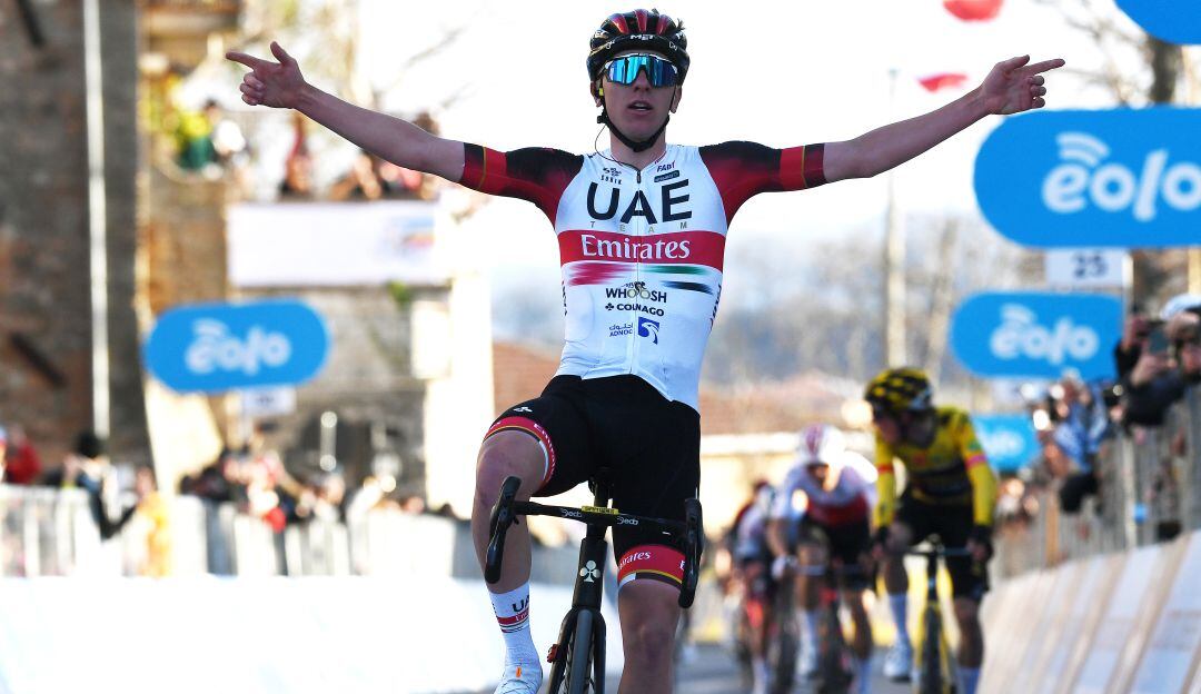 Tadej Pogacar festeja la victoria en la cuarta etapa de la Tirreno-Adriático.