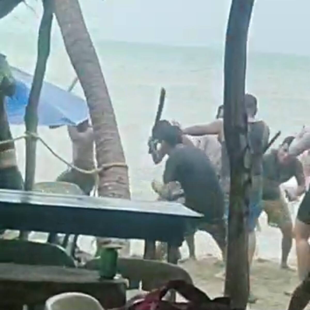 Video | Se registra fuerte riña con botellas, palos y sillas en playas del Atlántico
