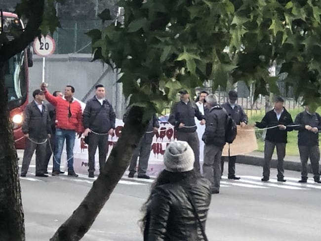 En portal de Suba protestan trabajadores de Transmilenio