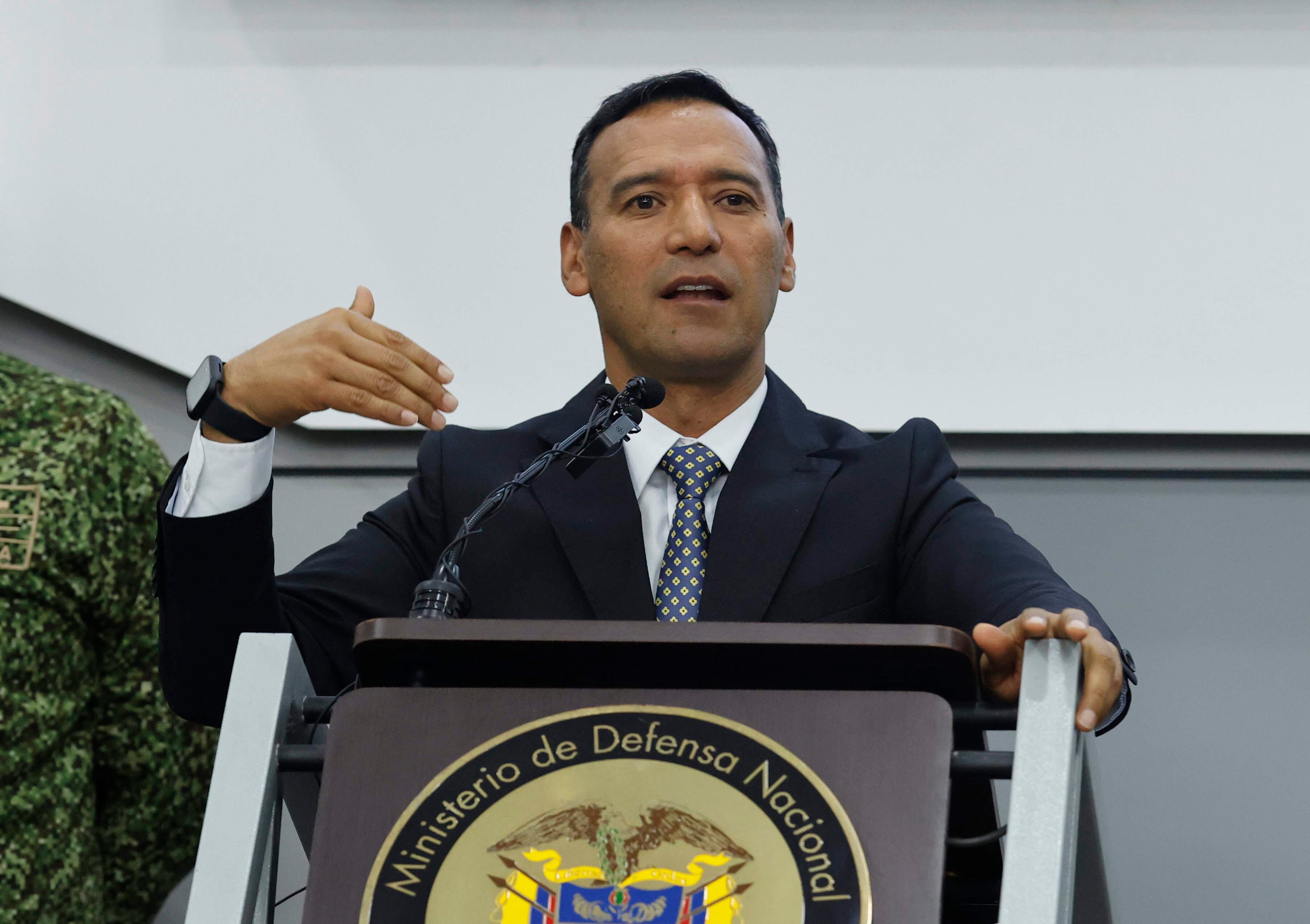 AME1005. BOGOTÁ (COLOMBIA), 21/04/2025.- El ministro de Defensa de Colombia, Pedro Sánchez, habla sobre el balance de orden público durante la Semana Santa durante una rueda de prensa este lunes, en Bogotá (Colombia). EFE/ Mauricio Dueñas Castañeda