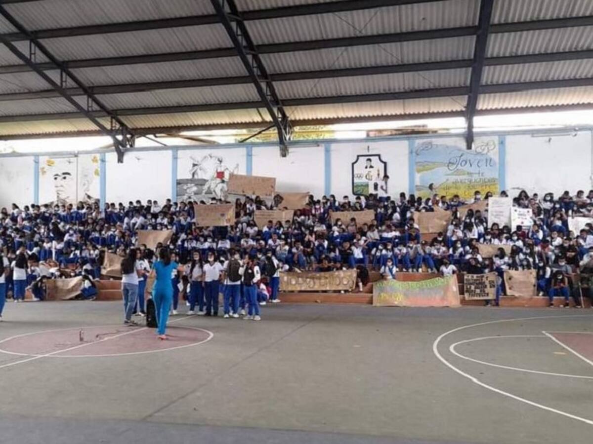 Niños de un colegio llevan dos años sin transporte escolar en La Sierra