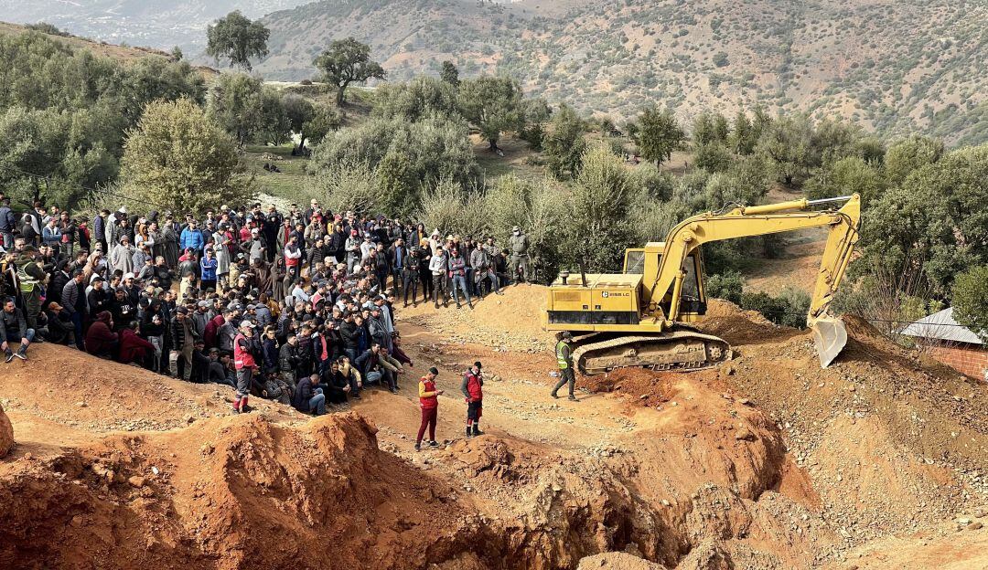 Tensión en Marruecos: rescatistas trabajan para salvar a niño caído en pozo