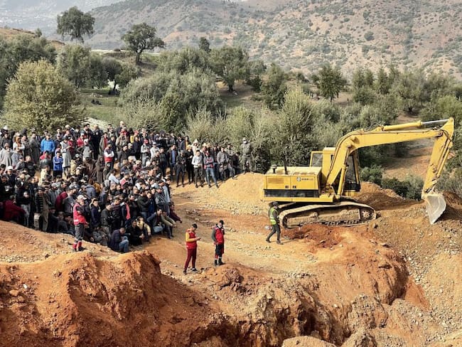 Tensión en Marruecos: rescatistas trabajan para salvar a niño caído en pozo