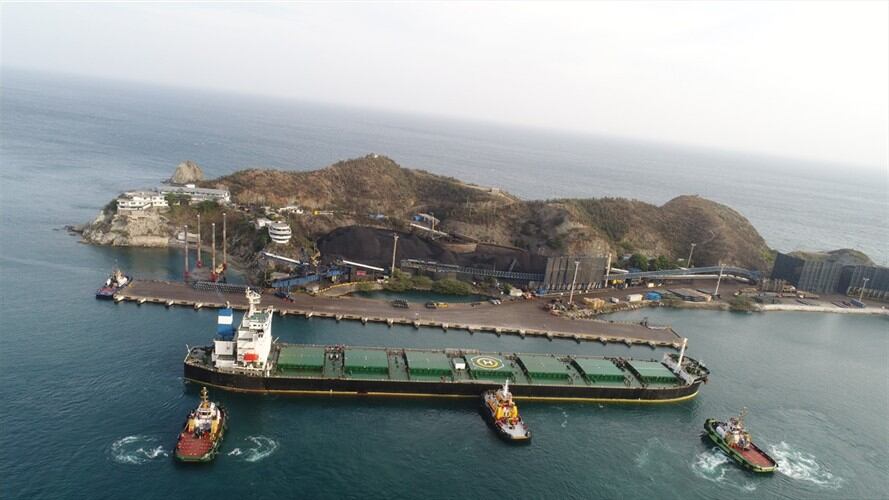 Arribó a Santa Marta el buque más pesado y con mayor carga de importación en la historia de Colombia. Foto: Colprensa