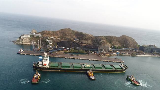 Arribó a Santa Marta el buque más pesado y con mayor carga de importación en la historia de Colombia. Foto: Colprensa