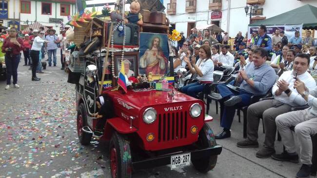 Todos los días 5:45, 6:48, 7:48 y 8:45 a.m. escuche la información local en Caracol Radio