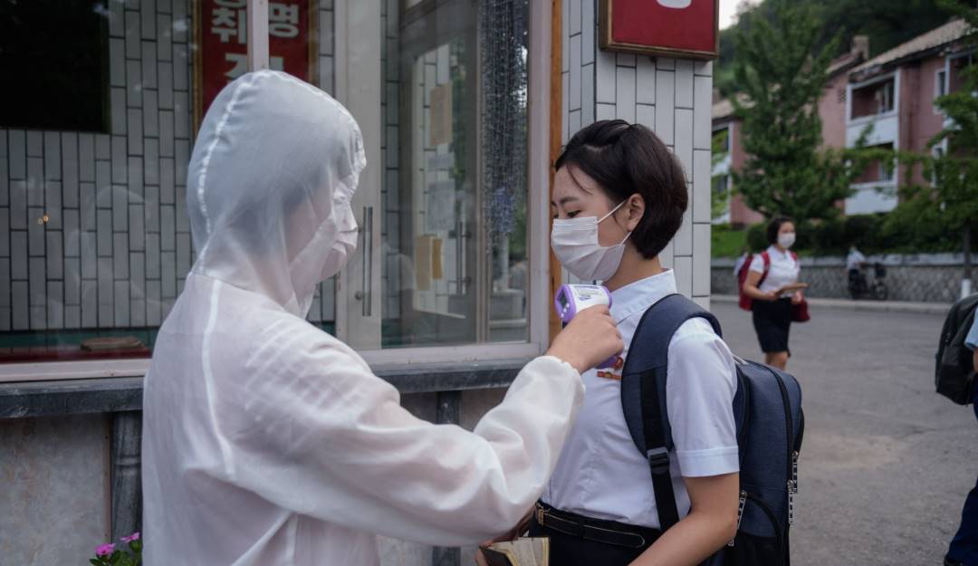 Controles de temperatura en Corea del Norte ante la pandemia del COVID-19.               Foto: Getty 