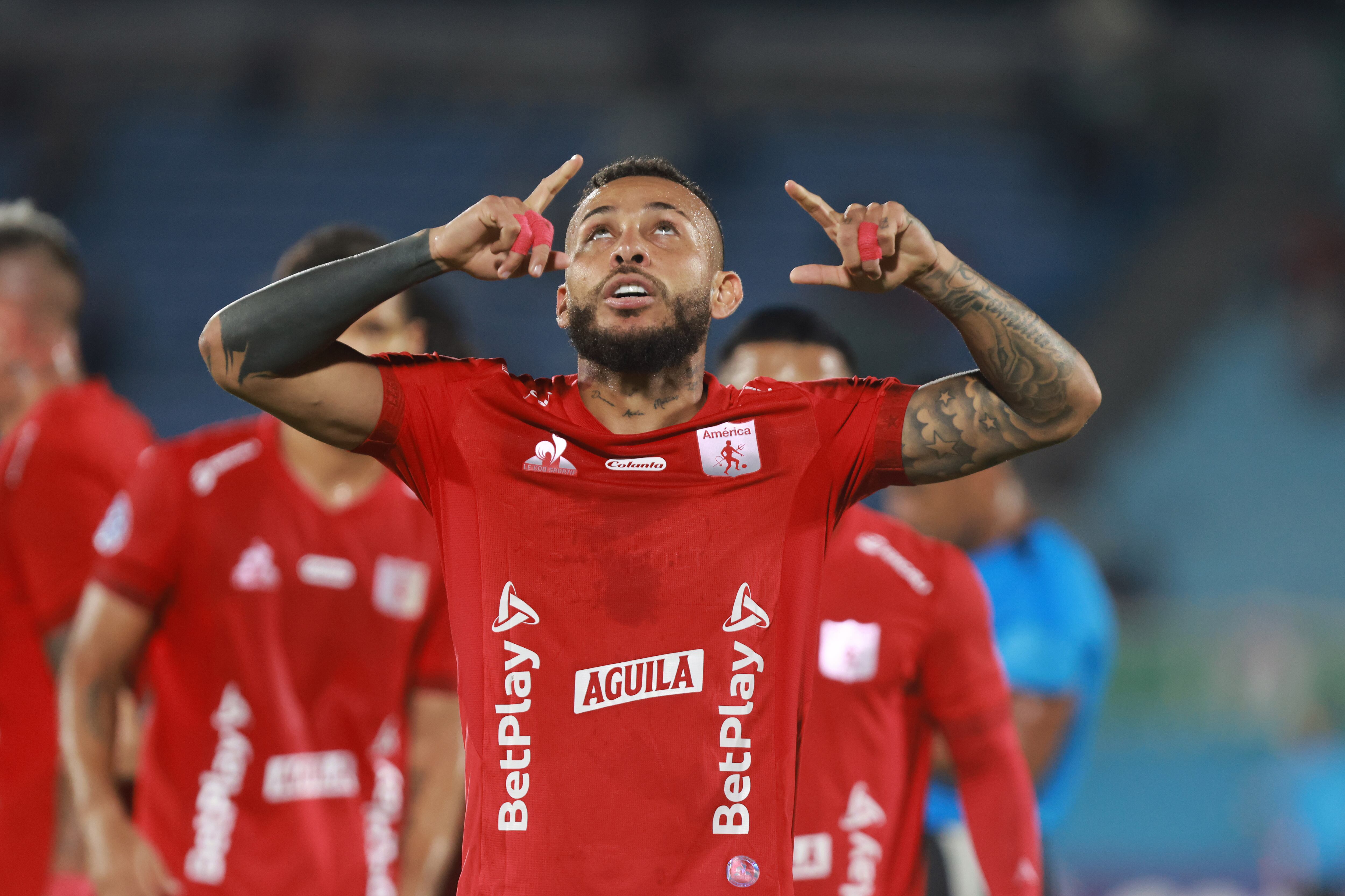 Duván Vergara de América de Cali celebra tras anotar un gol este miércoles, durante un partido de la fase de grupos de la Copa Sudamericana entre Racing y América Cali en el estadio Centenario en Montevideo (Uruguay). EFE/ Gastón Britos