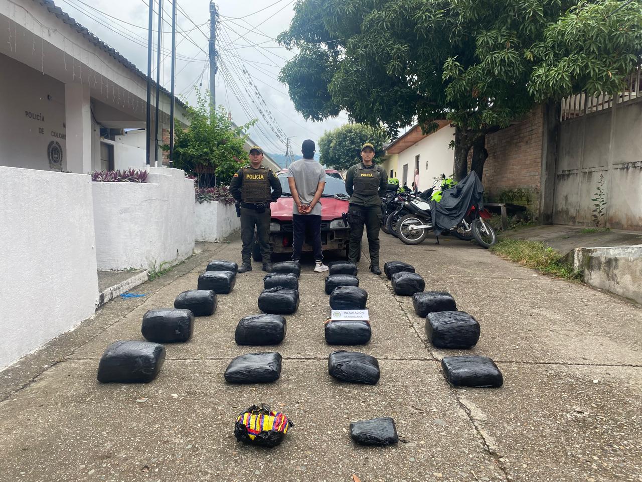 Los policías descubrieron 15 libras de marihuana.  Foto policía Huila.