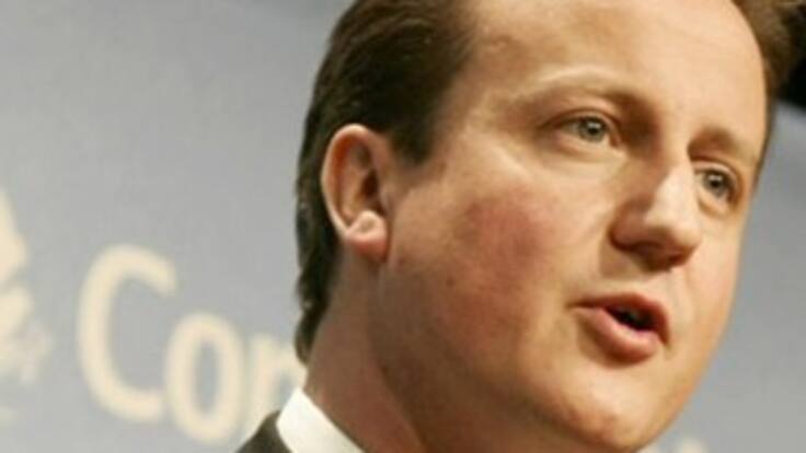 El primer ministro Cameron regresa al Reino Unido por los disturbios