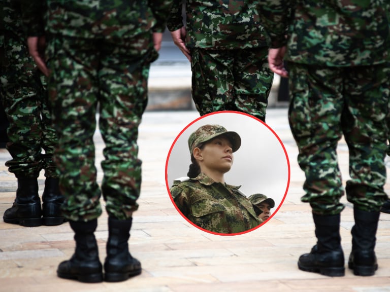 Militares de Colombia haciendo una formación y de fondo una soldada (Fotos vía Getty Images)