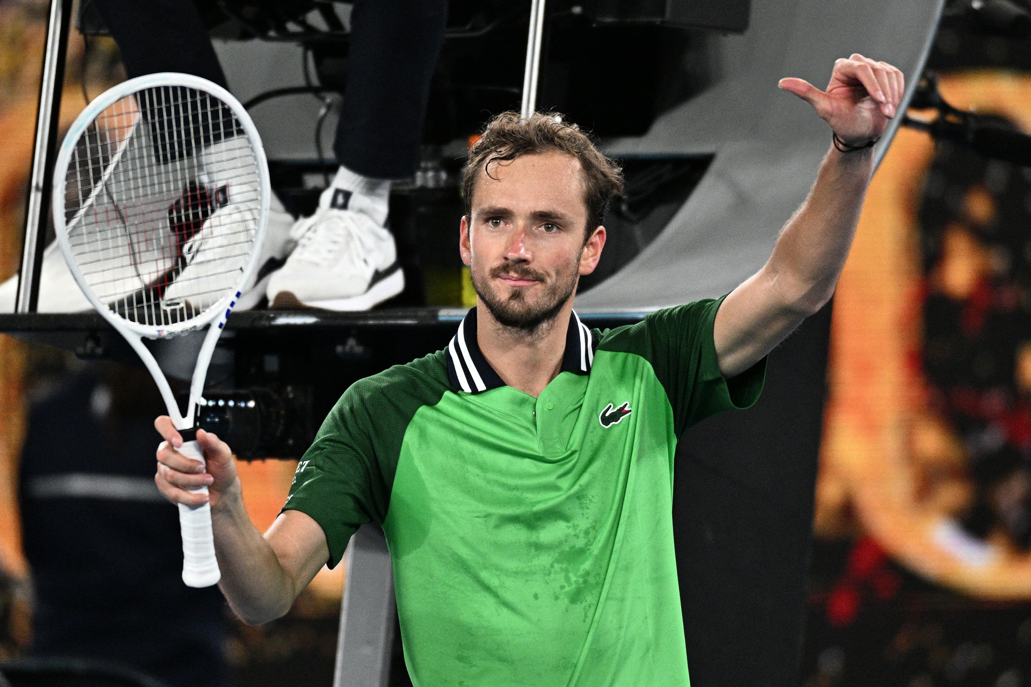 Daniil Medvedev celebra su clasificación a la tercera ronda del Abierto de Australia. (Photo by ANTHONY WALLACE/AFP via Getty Images)