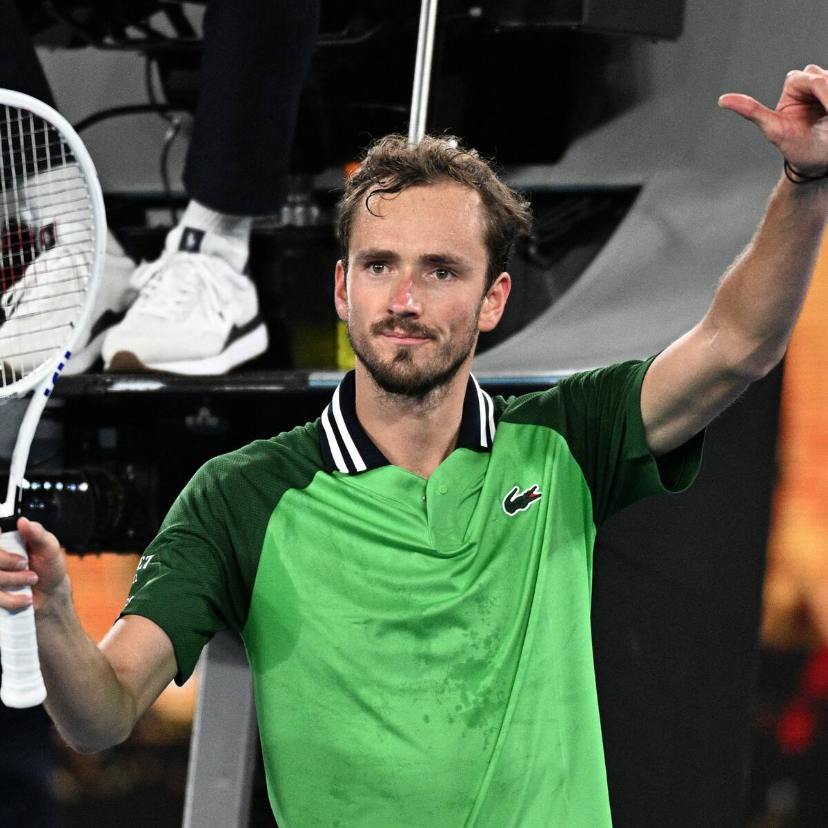 Medvédev supera el susto y remonta para avanzar a tercera ronda del Abierto de Australia