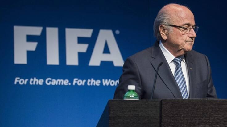 ¿Cuál fue la razón que finalmente generó la renuncia de Blatter a la Fifa?