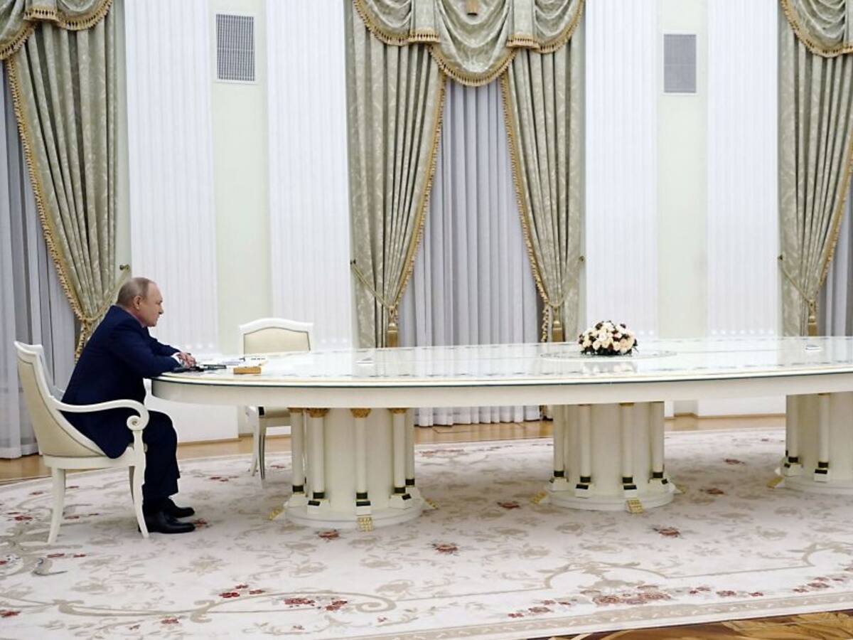 Las razones de la distancia y la gran mesa en reunión entre Macron y Putin