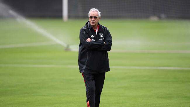AME3818. LIMA (PERÚ), 27/08/2024.- El entrenador de la selección peruana de fútbol, Jorge Fossati, dirige un entrenamiento este martes en la Villa Deportiva Nacional, en Lima (Perú). Fossati afirmó que el hincha del país "se pone fuerte cuando el viento le da de frente", en referencia a la última posición que ocupa la Bicolor en las eliminatorias para el mundial de 2026. EFE/ Paolo Aguilar