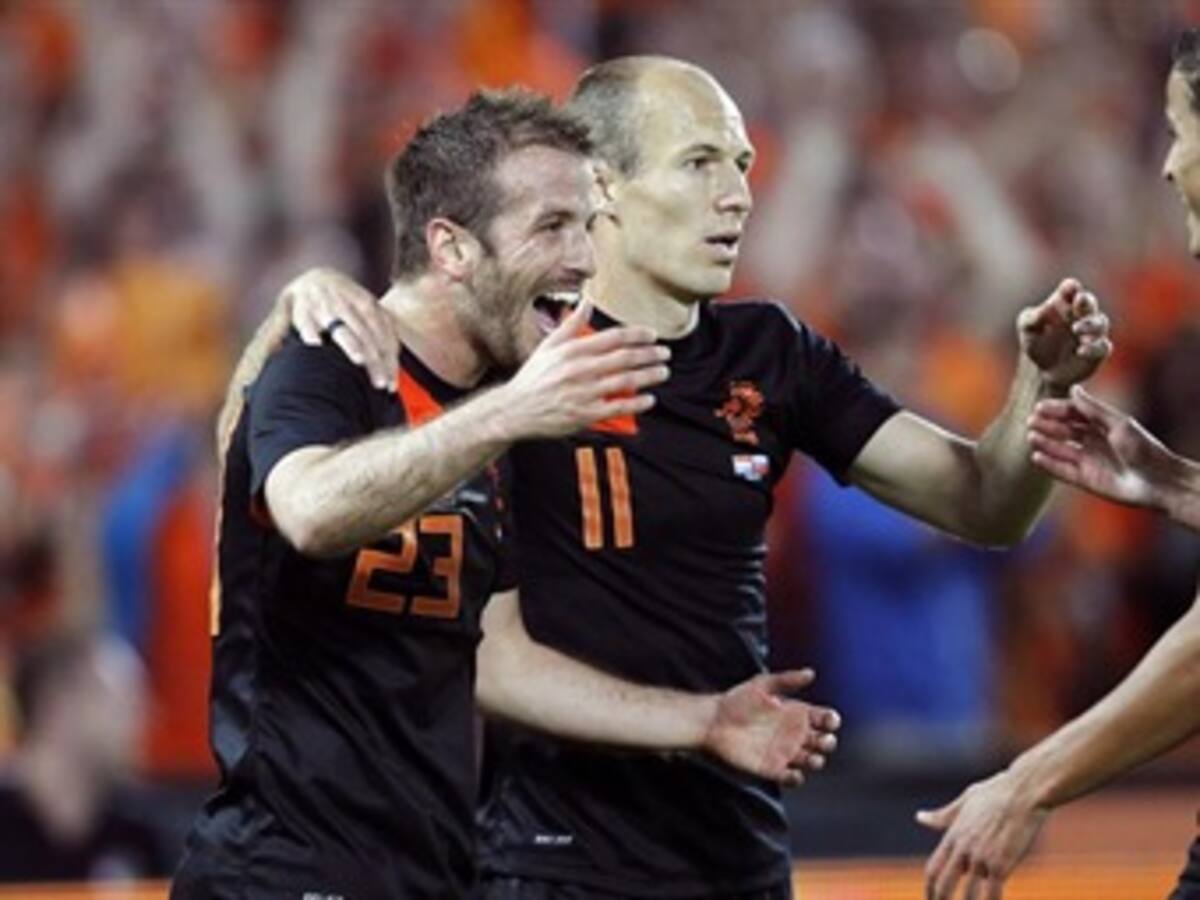 Holanda se reanimó con el triunfo 2-0 ante Eslovaquia