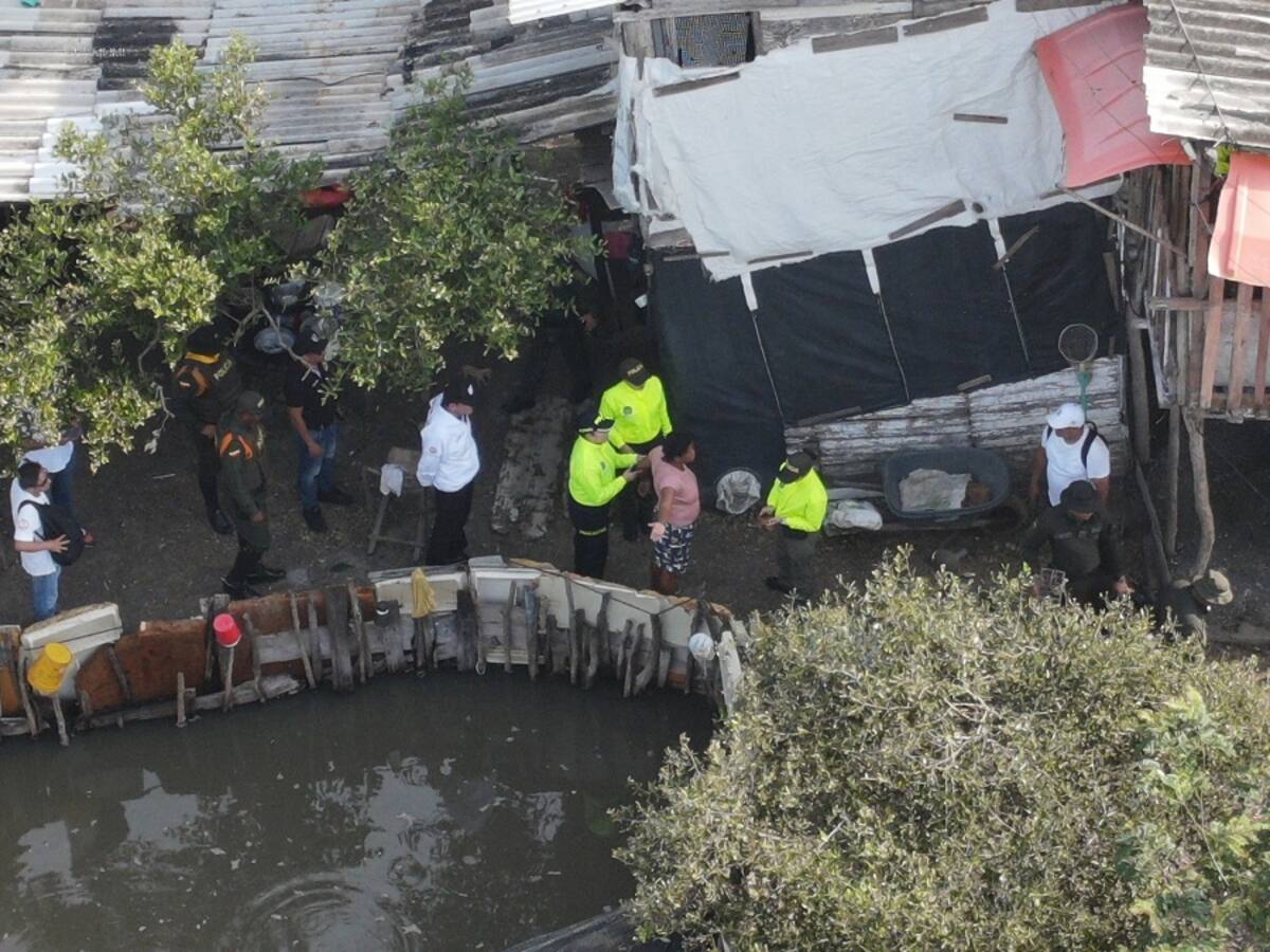Dos capturados por invasión en zona de bajamar y daño a recursos naturales en Cartagena