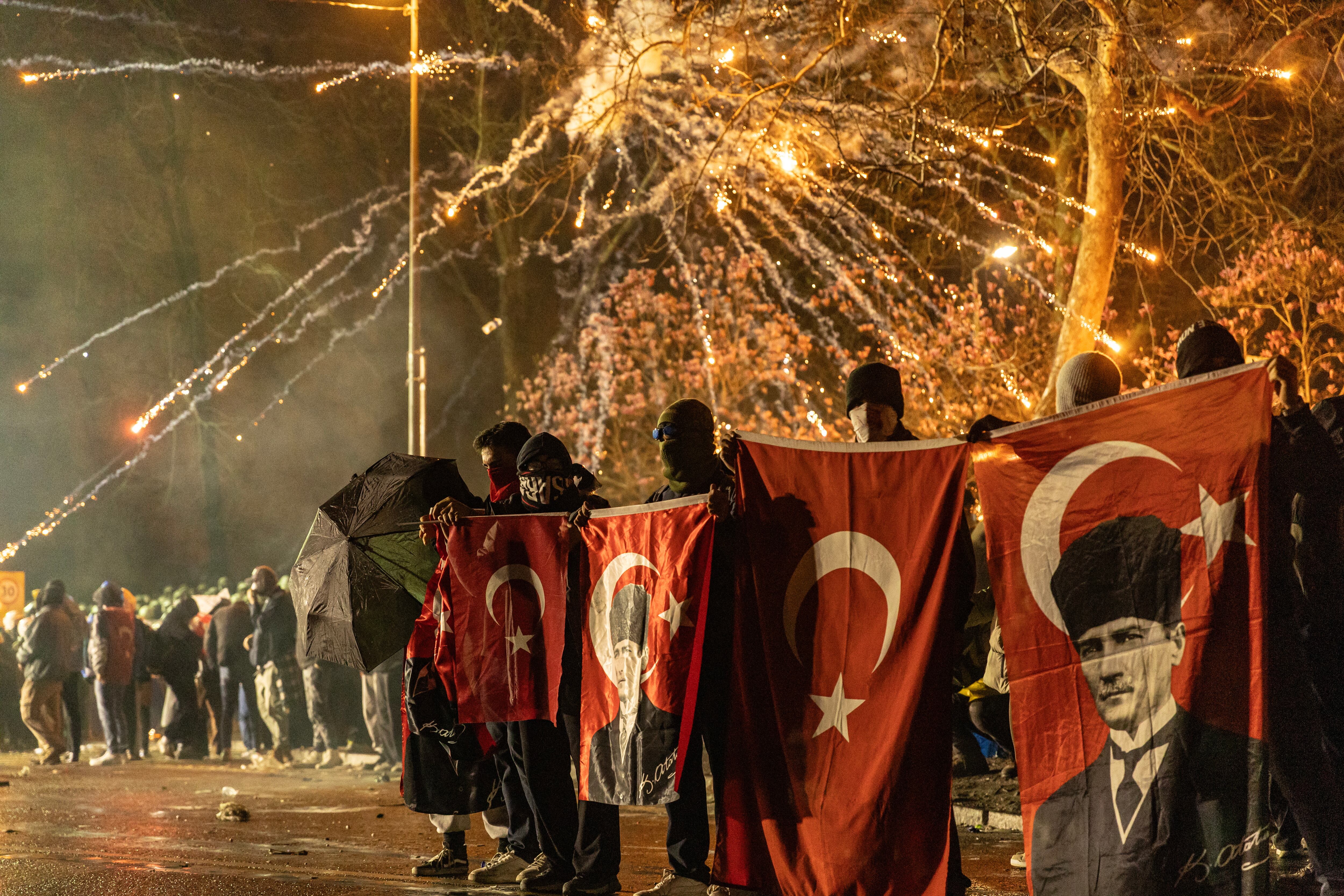 ISTANBUL (Turkey), 23/03/2025.- Protesters carry flags as they try to march to Taksim Square from the Istanbul Municipality headquarters during a protest against the detention of Istanbul Mayor Ekrem Imamoglu in Istanbul, Turkey, 23 March 2025. Istanbul Mayor Ekrem Imamoglu of the Republican People's Party (CHP) was jailed and dismissed by the Turkish Ministry of Interior on 23 March on corruption charges following his detention on March 19 along with 100 others. (Protestas, Turquía, Estanbul) EFE/EPA/ERDEM SAHIN