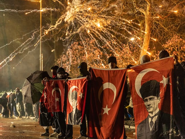 ISTANBUL (Turkey), 23/03/2025.- Protesters carry flags as they try to march to Taksim Square from the Istanbul Municipality headquarters during a protest against the detention of Istanbul Mayor Ekrem Imamoglu in Istanbul, Turkey, 23 March 2025. Istanbul Mayor Ekrem Imamoglu of the Republican People's Party (CHP) was jailed and dismissed by the Turkish Ministry of Interior on 23 March on corruption charges following his detention on March 19 along with 100 others. (Protestas, Turquía, Estanbul) EFE/EPA/ERDEM SAHIN