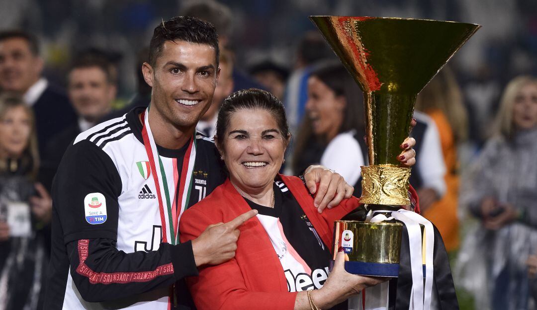 Cristiano Ronaldo junto a su madre, Dolores. 