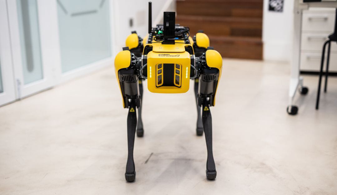 Muestra del perro robot Spoc de Boston Dynamics en el Auditorio oficinas de Plain Concepts