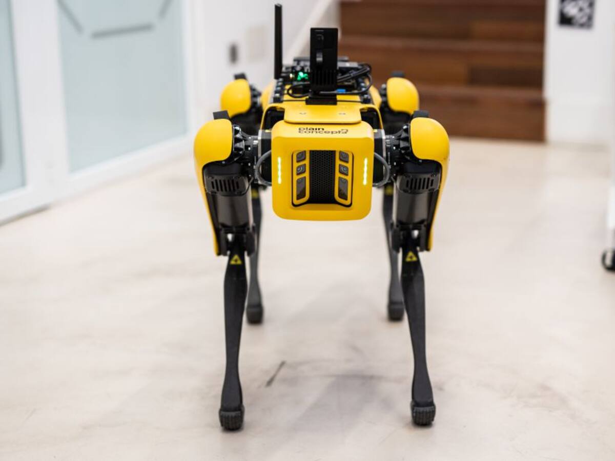 Spot, el robot que baja escaleras de espaldas y no se cae al tropezar