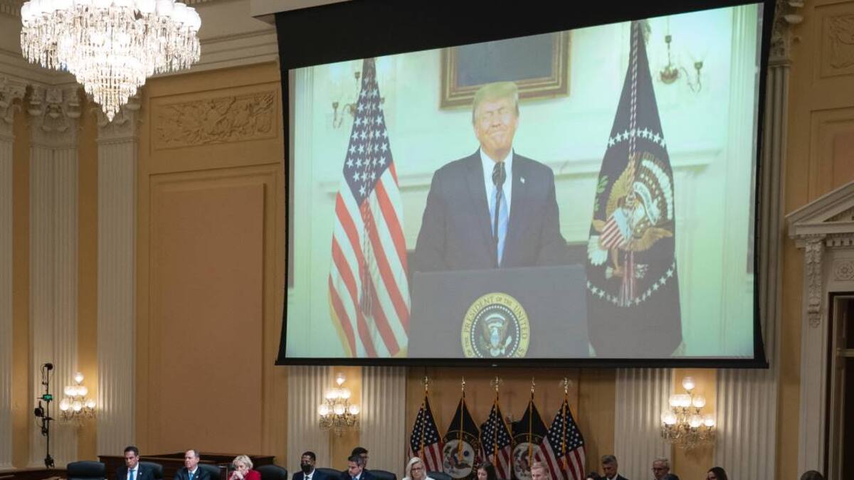 Trump vio el ataque al Capitolio por televisión y no lo detuvo: Exfuncionarios