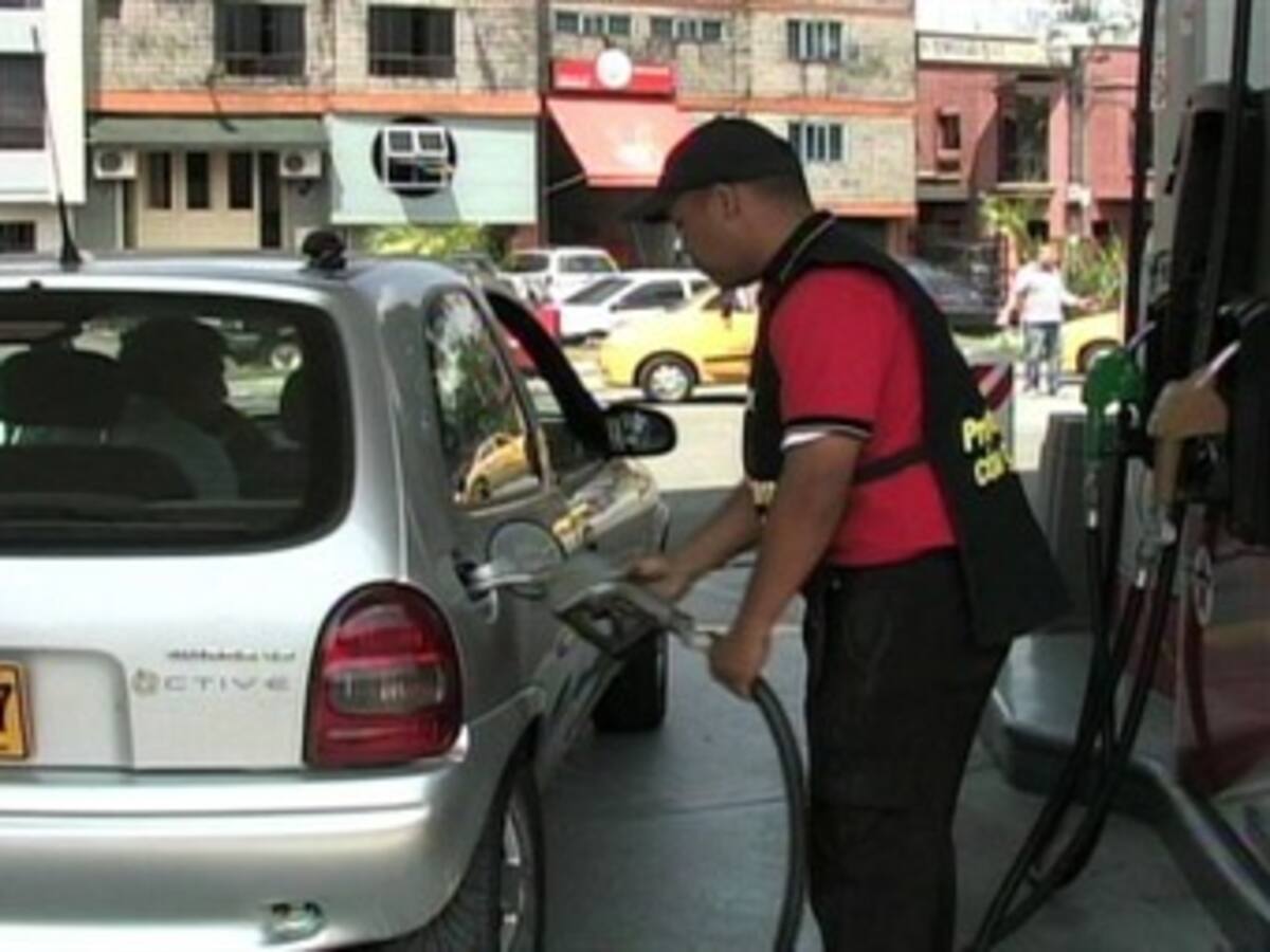 Si la gasolina no baja 250 pesos en junio sería un 'conejazo' para los colombianos: senador Velasco