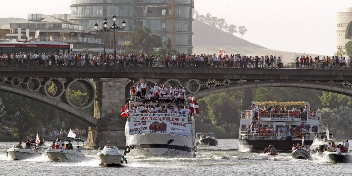 Sevilla, con el colombiano Carlos Bacca, que derrotó al Benfica y se coronó campeón de Europa por tercera vez, llegó a su ciudad y prendió la celebración con sus hinchas.