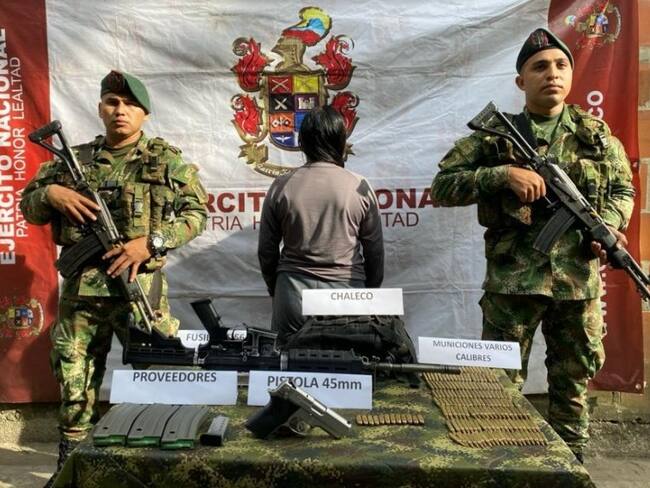 Las poderosas armas que el Ejército le encontró a una menor en Cauca