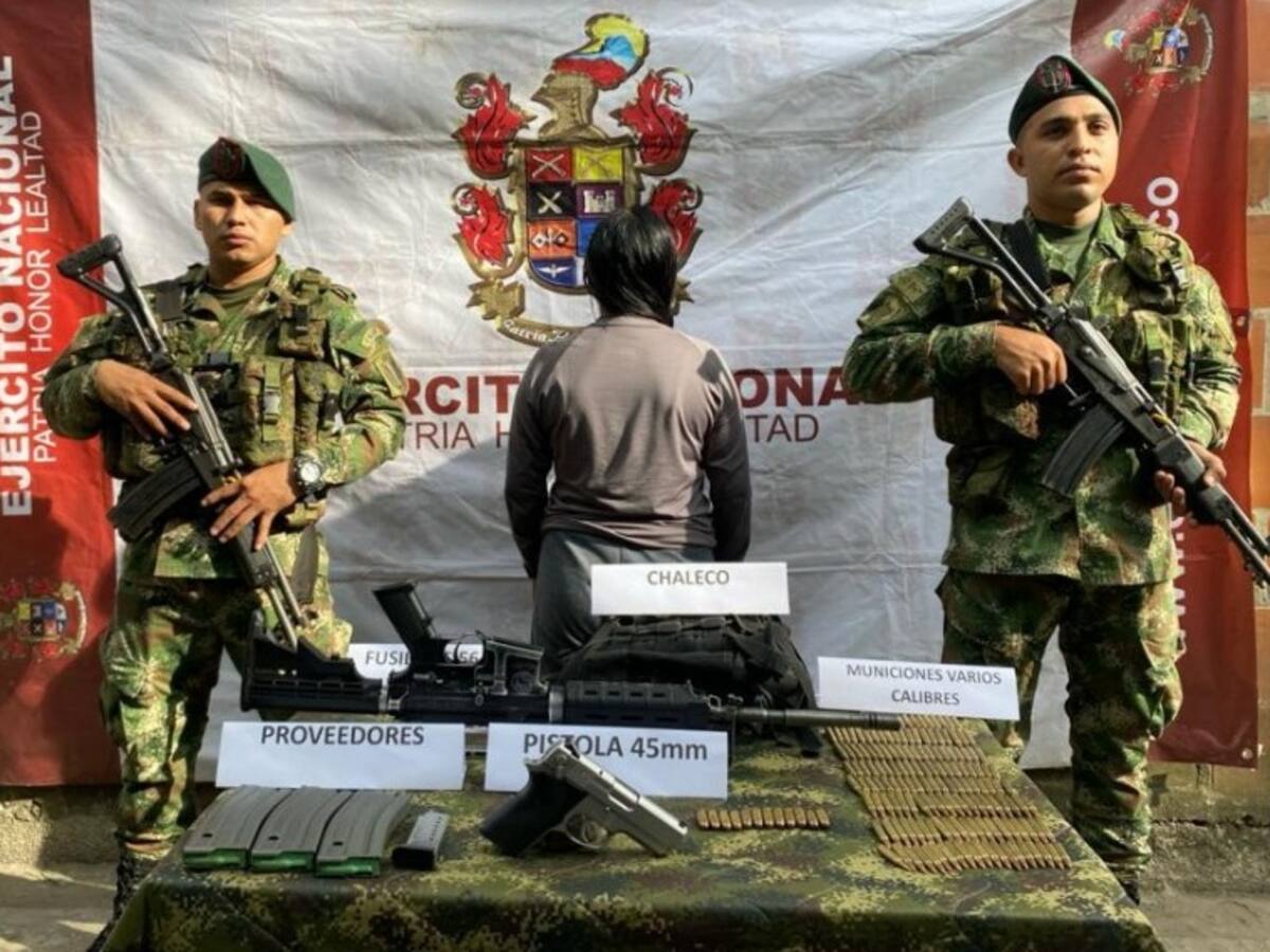 Las poderosas armas que el Ejército le encontró a una menor en Cauca