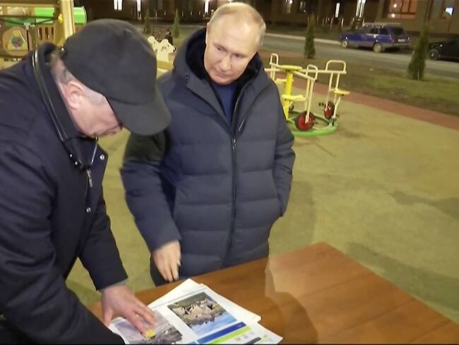 El presidente Vladimir Putin conversa con el primer ministro Marat Khusnullin sobre la reconstrucción de Mariúpol.
(Foto: -/POOL/AFP via Getty Images)