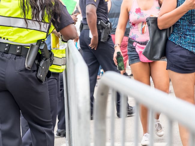 Denuncian extralimitaciones en tocamientos en medio requisa de festival en Medellín