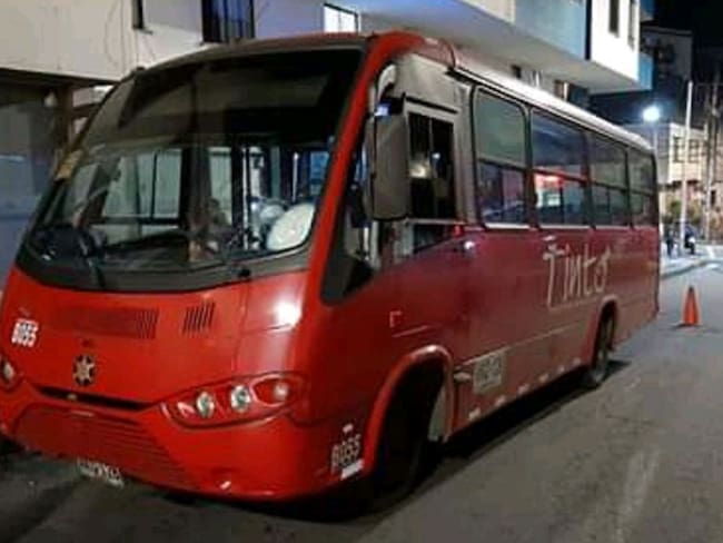 El conductor de este bus fue atracado el domingo en la noche en el norte de Armenia, los presuntos ladrones fueron detenidos por policía