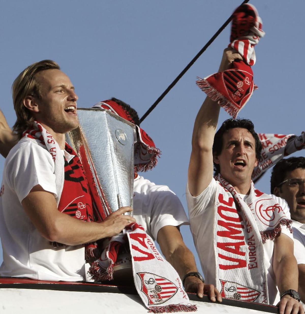 Sevilla, con el colombiano Carlos Bacca, que derrotó al Benfica y se coronó campeón de Europa por tercera vez, llegó a su ciudad y prendió la celebración con sus hinchas.