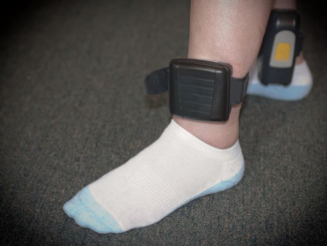 Brazalete de casa por cárcel. Foto referencia: Getty Images