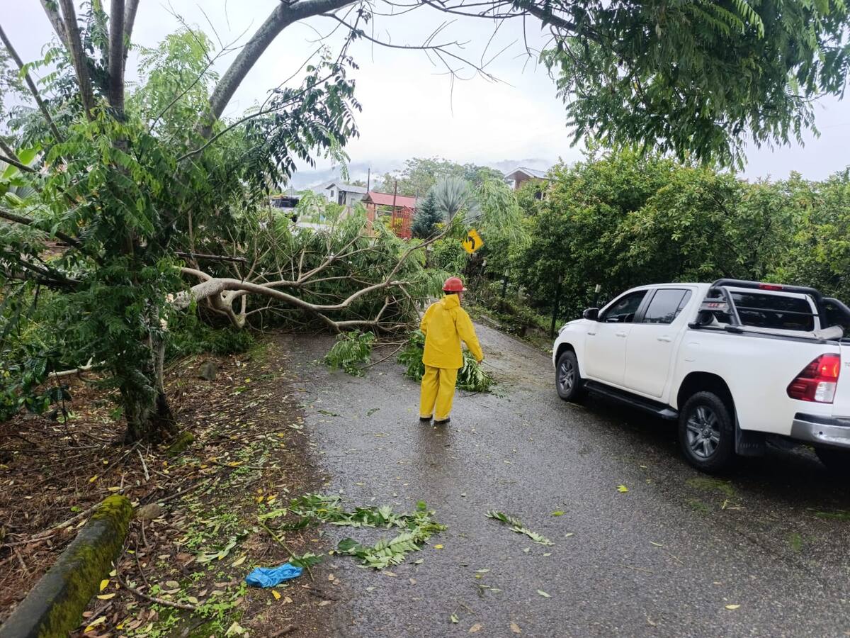 Lluvias provocan 77 emergencias y graves afectaciones viales en 21 municipios del Huila