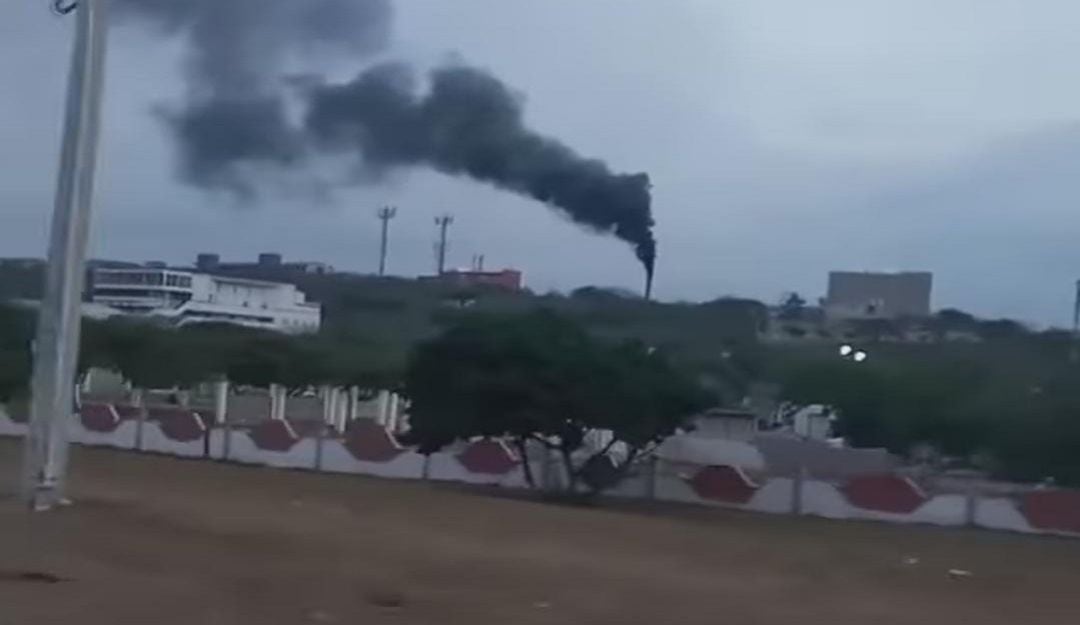Una de las chimeneas de los hornos crematorios de los cementerios ubicados en la Vía al Mar.