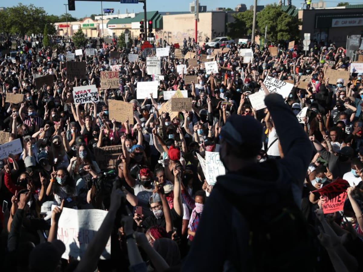 Por revueltas, anuncian toques de queda en Estados Unidos