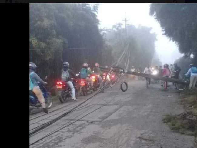 Accidente ocasionó caída de postes de energía y cierre de vía en Antioquia